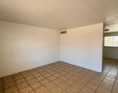 7532 N 21st Avenue - Photo Thumbnail 4