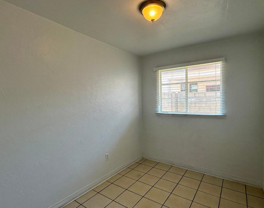 7532 N 21st Avenue - Photo Thumbnail 12