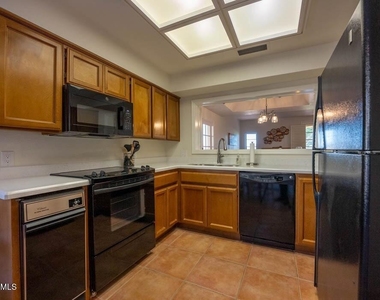 6139 N 28th Place N - Photo Thumbnail 7
