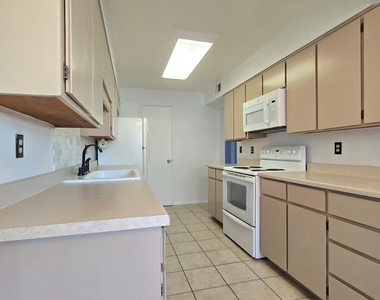 4917 N 73rd Street - Photo Thumbnail 5
