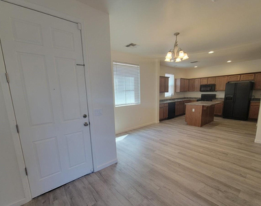 7226 S 48th Glen - Photo Thumbnail 2