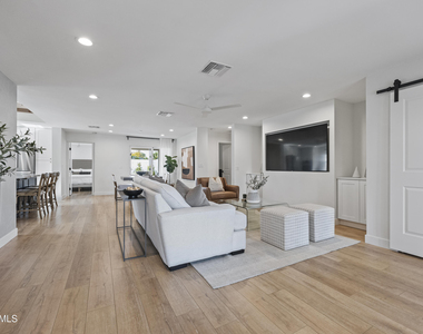 4244 N 35th Place - Photo Thumbnail 3