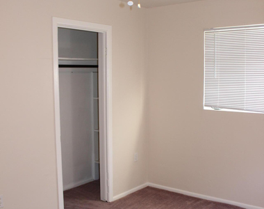 910 S Una Avenue - Photo Thumbnail 13
