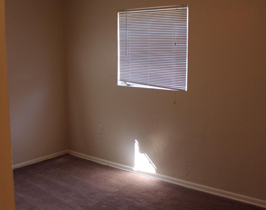 910 S Una Avenue - Photo Thumbnail 11