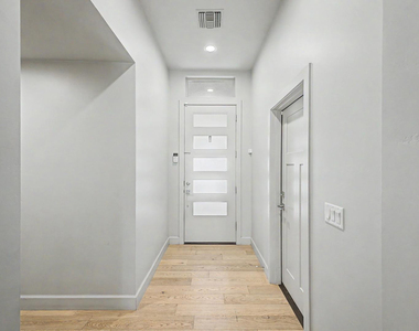 3414 N 44th Place - Photo Thumbnail 4