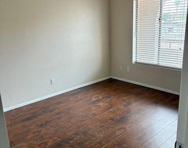 11666 N 28th Drive - Photo Thumbnail 14