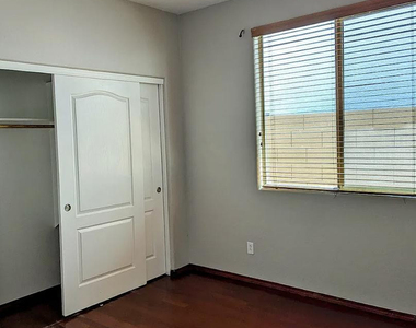 4937 W Desert Lane - Photo Thumbnail 4