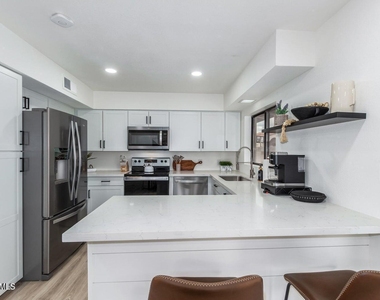 4511 N 31st Place - Photo Thumbnail 8