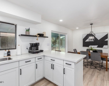 4511 N 31st Place - Photo Thumbnail 5