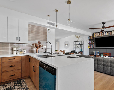 530 W 17th Street - Photo Thumbnail 3