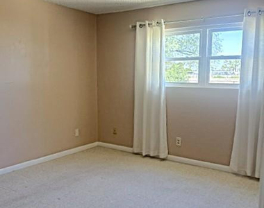 10110 N 97th Drive - Photo Thumbnail 9