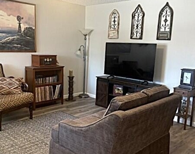 10104 N 96th Drive - Photo Thumbnail 2