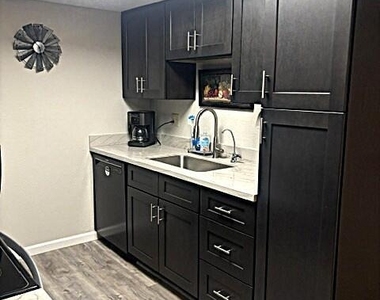 10104 N 96th Drive - Photo Thumbnail 5