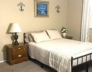 10104 N 96th Drive - Photo Thumbnail 7