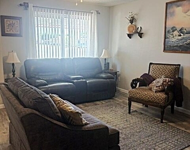 10104 N 96th Drive - Photo Thumbnail 3