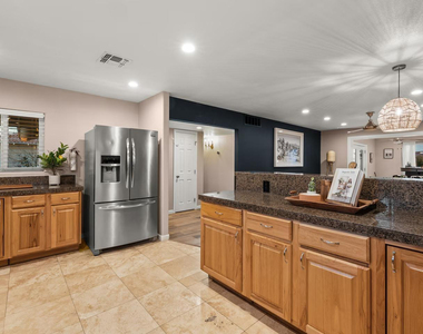 6419 E Cambridge Avenue - Photo Thumbnail 8