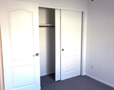 2429 E Patrick Lane - Photo Thumbnail 11