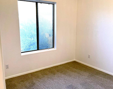 2429 E Patrick Lane - Photo Thumbnail 10