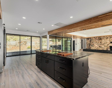 6111 E Victoria - Photo Thumbnail 12