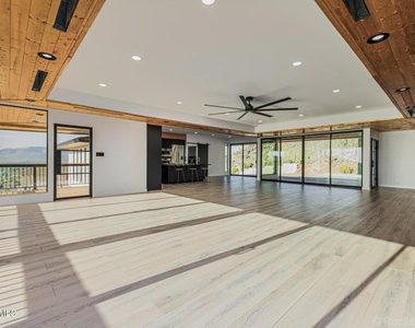 6111 E Victoria - Photo Thumbnail 9