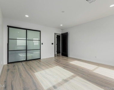 6111 E Victoria - Photo Thumbnail 24