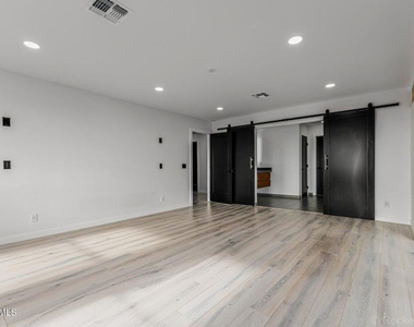 6111 E Victoria - Photo Thumbnail 19