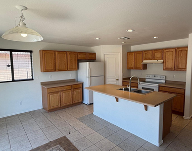 4319 W Darrel Road - Photo Thumbnail 7