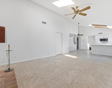 4047 W Sweetwater Avenue - Photo Thumbnail 2