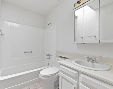 4047 W Sweetwater Avenue - Photo Thumbnail 8