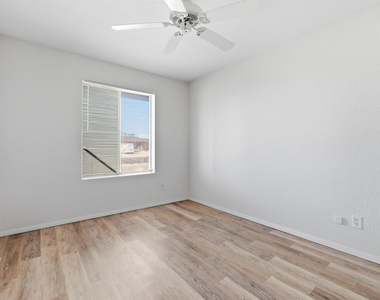 4047 W Sweetwater Avenue - Photo Thumbnail 11
