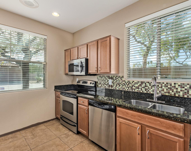 2624 W Beautiful Lane - Photo Thumbnail 5