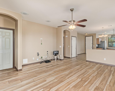 2624 W Beautiful Lane - Photo Thumbnail 11