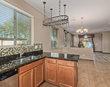 2624 W Beautiful Lane - Photo Thumbnail 9
