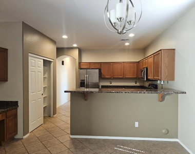 18515 W Caribbean Lane - Photo Thumbnail 10