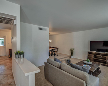 8420 E Keim Drive - Photo Thumbnail 2