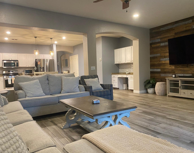9237 W Irma Lane - Photo Thumbnail 8