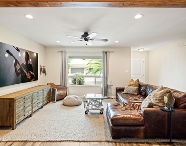 8543 E Mitchell Drive - Photo Thumbnail 5