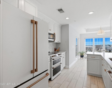 400 E Bay Street - Photo Thumbnail 12