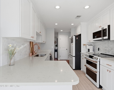 400 E Bay Street - Photo Thumbnail 10