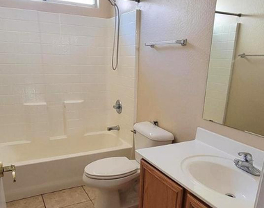 17440 W Caribbean Lane - Photo Thumbnail 11