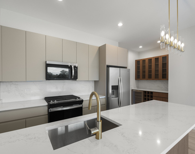 428 E 50th Place - Photo Thumbnail 9