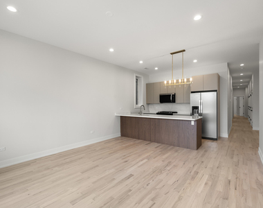 428 E 50th Place - Photo Thumbnail 3
