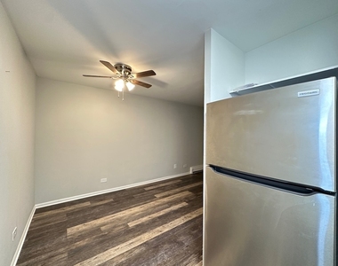 4543 N Dover Street - Photo Thumbnail 3