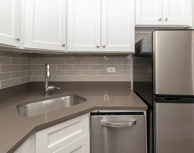 817 W Lakeside Place - Photo Thumbnail 3