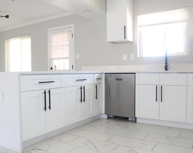 3932 W Griswold Road - Photo Thumbnail 6