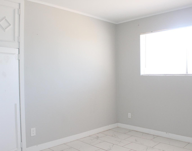 3932 W Griswold Road - Photo Thumbnail 8