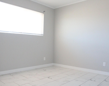 3932 W Griswold Road - Photo Thumbnail 9