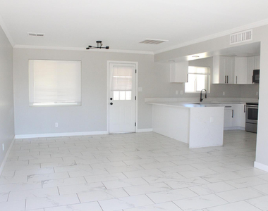 3932 W Griswold Road - Photo Thumbnail 2