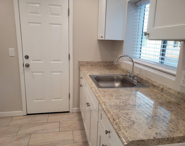 206 E Jones Avenue - Photo Thumbnail 12