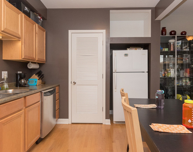 5210 N Sawyer Avenue - Photo Thumbnail 14